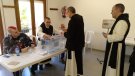 Els monjos de Poblet exerceixen el seu dret al vot a Vimbodí i Poblet