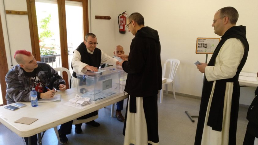 Els monjos de Poblet exerceixen el seu dret al vot a Vimbodí i Poblet