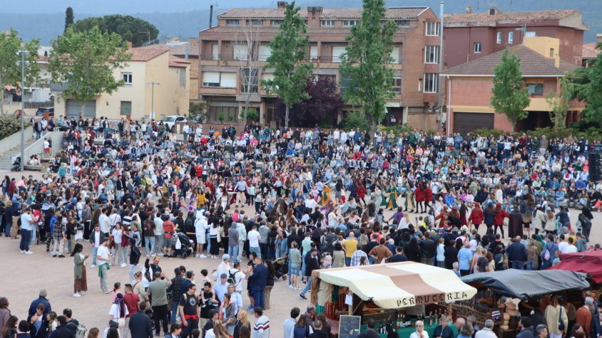 La Gran Dansa omple de música i balls la plaça de Sant Francesc