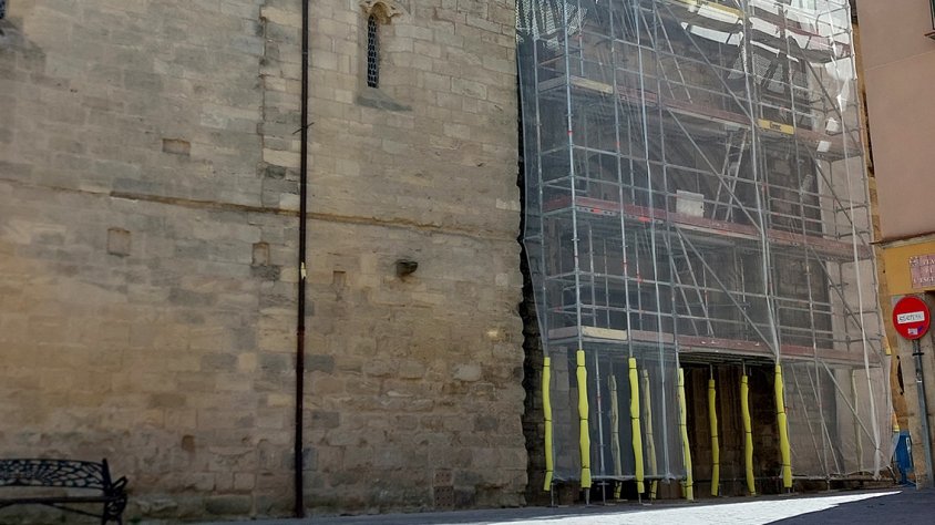 Es restaura la portalada de l'església de Santa Maria de Santa Coloma