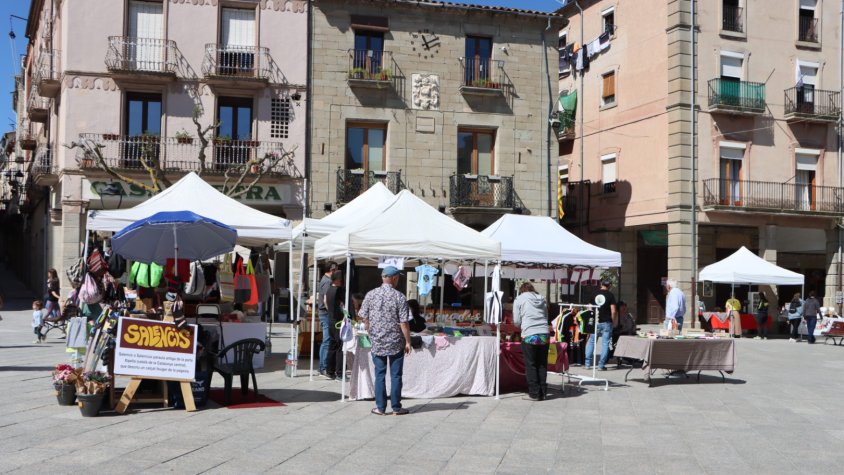 La plaça de Santa Coloma de Queralt s’omple d’entitats, comerços i artesania