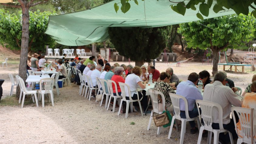 Unes 150 persones participen al dinar de l’aplec de l’ermita de Sarral, enguany amb concurs de paelles
