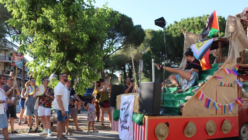 La mani-cercavila de l’Orgull Rural recorre l’Espluga de Francolí entre tractors, pancartes i festa reivindicativa