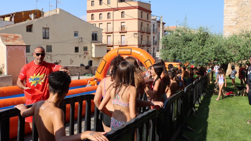 Montblanc tanca la Setmana de la Infància amb un gran tobogan aquàtic i prepara el final de festa