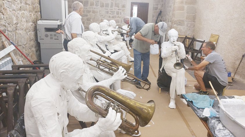 Francesc Anglès supervisant la restauració de La Cobla.