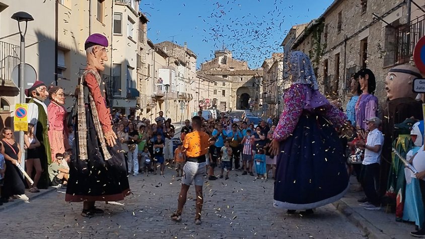 En Queralt i na Colometa, gegants del Raval de Cervera de Santa Coloma, tornen a  ballar