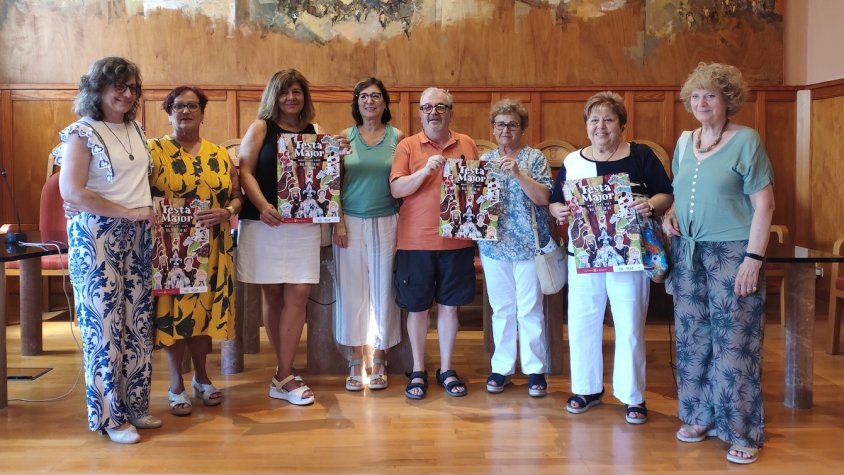Membres del Taller d'Art de Sant Miquel que han participat en l'elaboració del cartell junt amb el regidor de festes de Montblanc, Ramon de Domingo