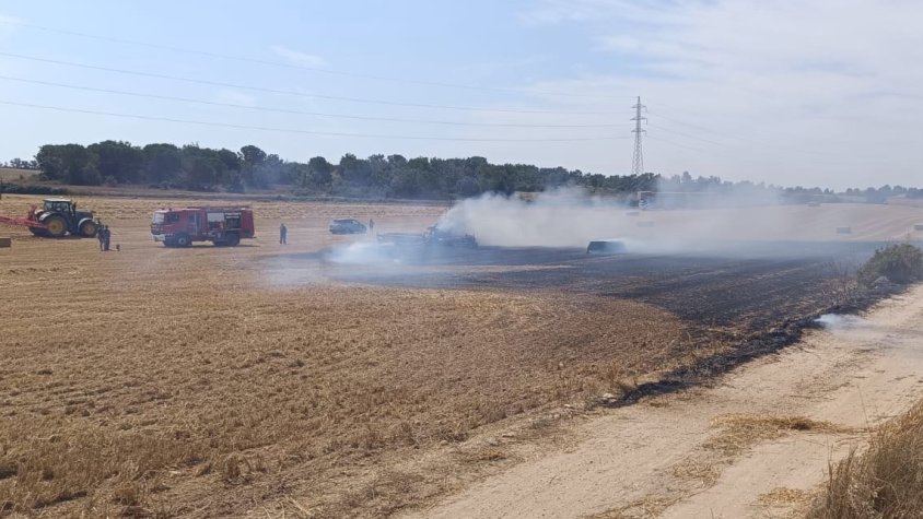 Els Bombers actuen amb contundència en un incendi a Santa Coloma que ha cremat 400 m2 de camps de rostoll