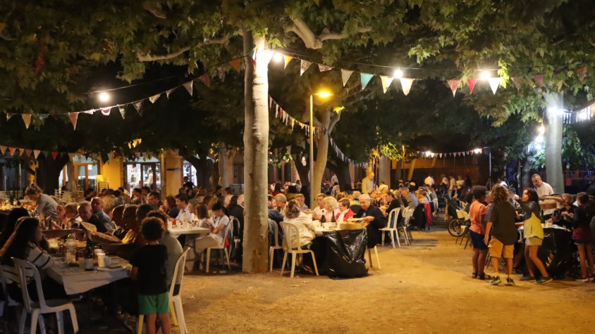 Animat sopar de revetlla a Vallclara, l'acte més participatiu de la Festa Major