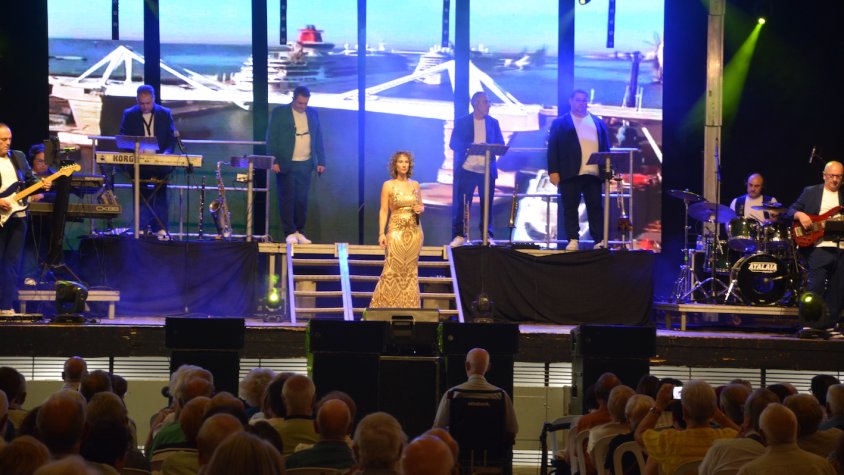 L'Orquestra Atalaia omple el pavelló del Casal Montblanquí