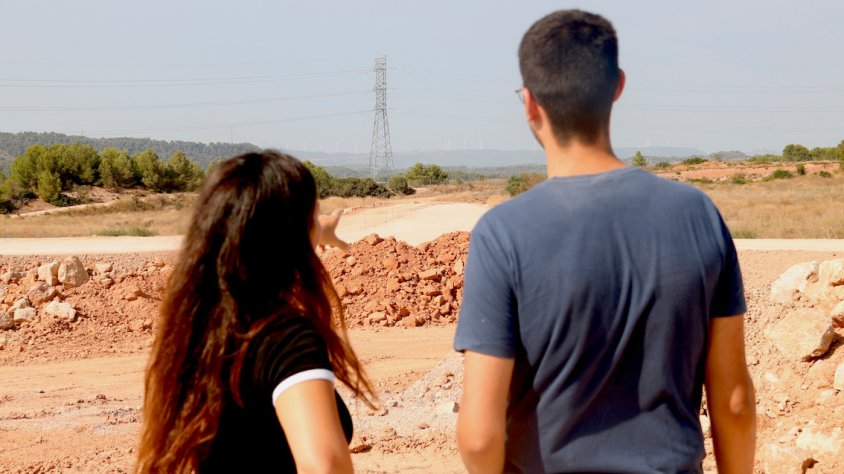 Dos dels membres de la plataforma En peu de terra als terrenys on s'està construint el Logis Montblanc