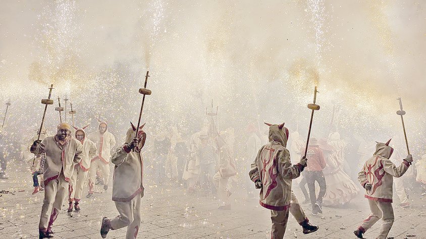 Un correfoc amb 150 participants per celebrar els 25 anys dels Diables Keresus de Santa Coloma