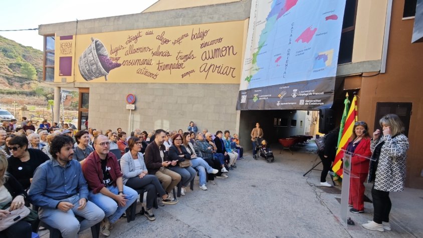 ESolivella inaugura el seu mural sobre la parla xipella