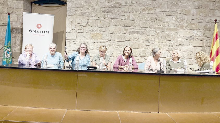 El col·loqui es va fer amb una representant de cada club de lectura i la mateixa autora del llibre, Montse Coll