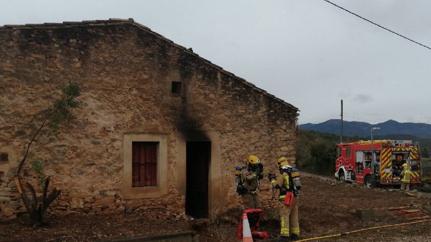 Extingit un incendi en una casa aïllada al Raval de Montblanc a Vimbodí i Poblet