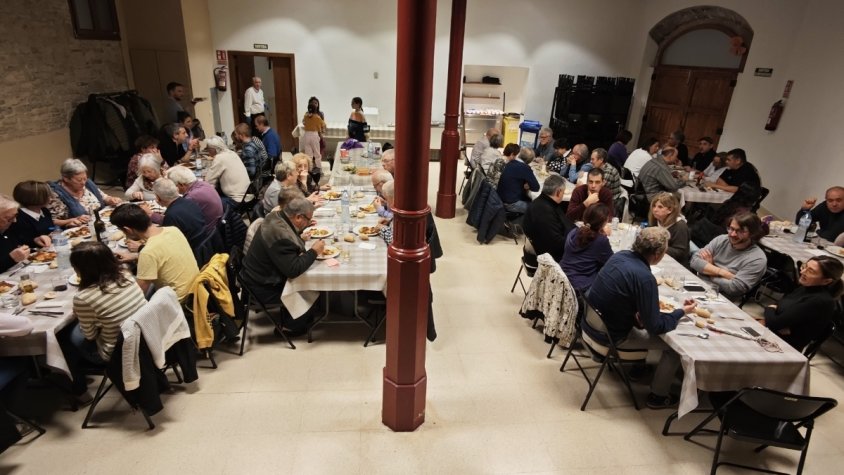 Amb el sopar popular i una nit de monòlegs, Conesa arrenca la festa major