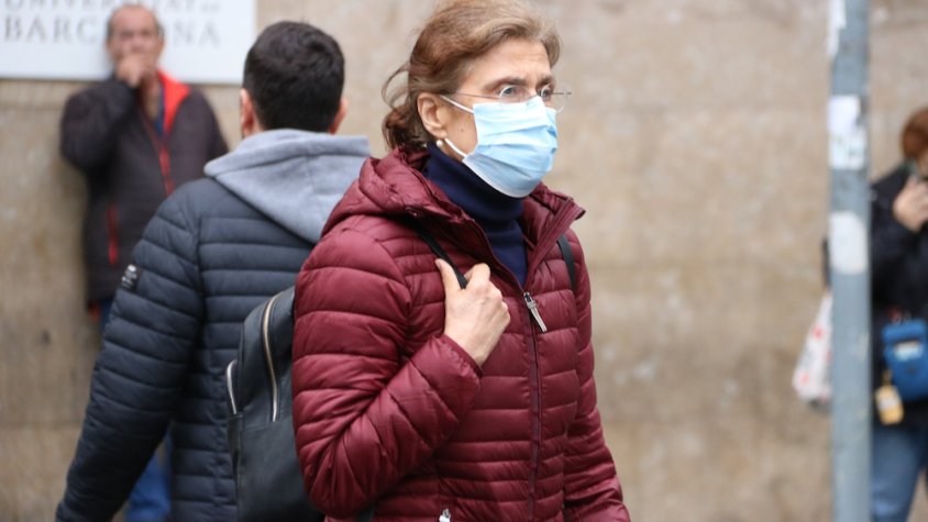 La mascareta, obligatòria als centres sanitaris i residencials des d’aquest dimecres