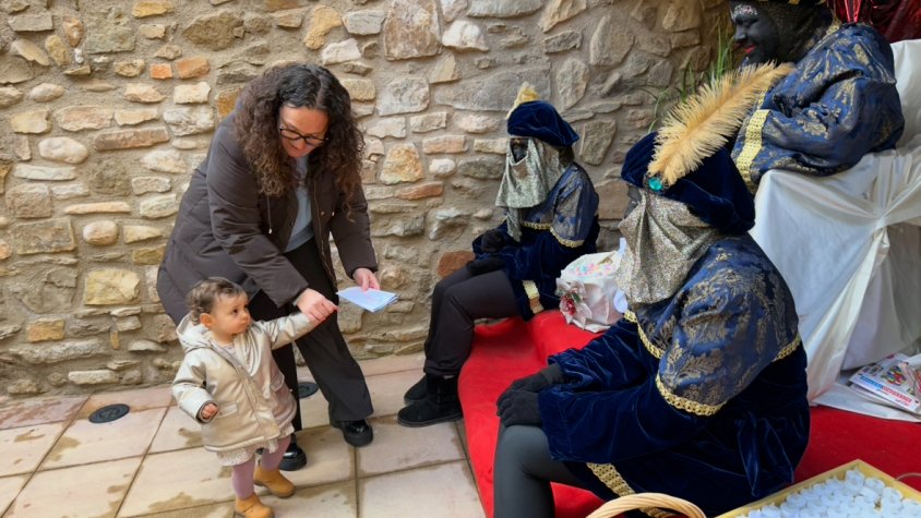 El patge Faruk visita els nens i nenes de Sarral