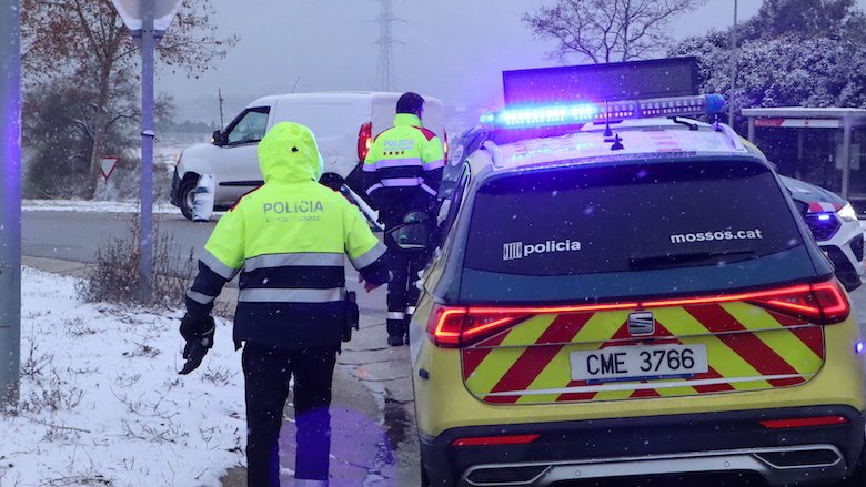 Vehicle dels Mossos d'Esquadra a la rotonda de la Guàrdia dels Prats aquest dilluns 5 de gener durant la nevada