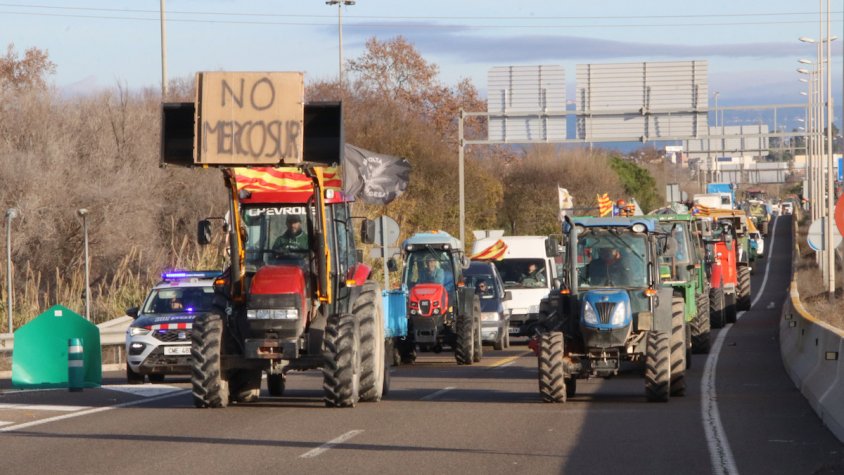 Revolta Pagesa talla l'accés al port de Tarragona per reclamar que la UE no signi l'acord amb Mercosur