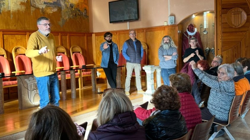Una quarantena de veïns es reuneixen amb l’Ajuntament per defensar la continuïtat del cinema del Casal Montblanquí