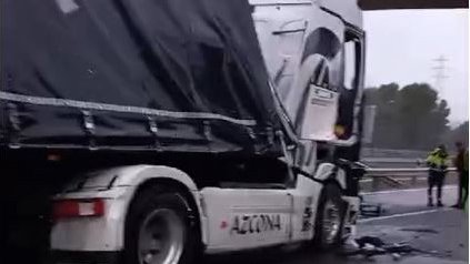 Accident amb tres camions i un turisme a l'AP-2 a Barberà de la Conca