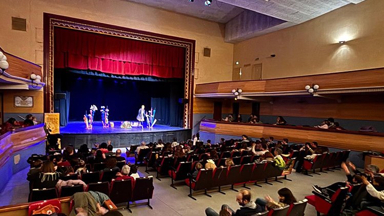 Un públic familiar amb més d’un centenar d’assistents a l’espectacle "El Peix  Irisat", a Santa Coloma de Queralt