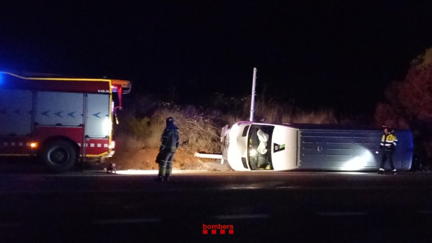 Una furgoneta bolca a la C-14 al pas per Solivella sense causar ferits