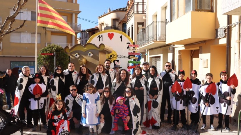 Els carrers de Sarral s’omplen de colors, confeti i caramels en la rua d’uns Quintos sense quintos