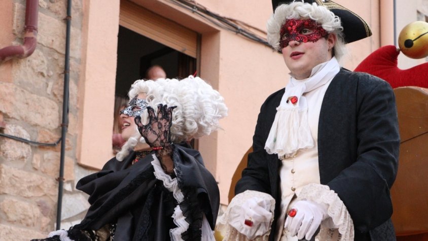 La Gran Rua de Carnaval reuneix més de 600 participants pels carrers de Montblanc