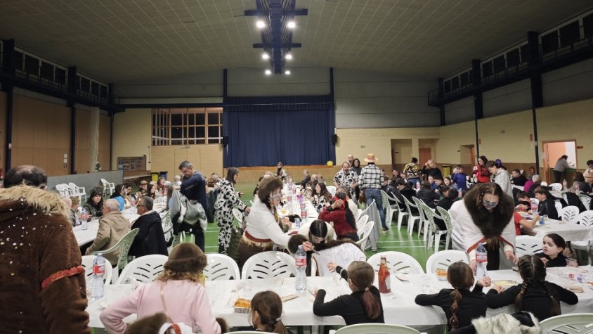 Pira celebra el carnaval, amb rua, una guerra de confeti, sopar i música
