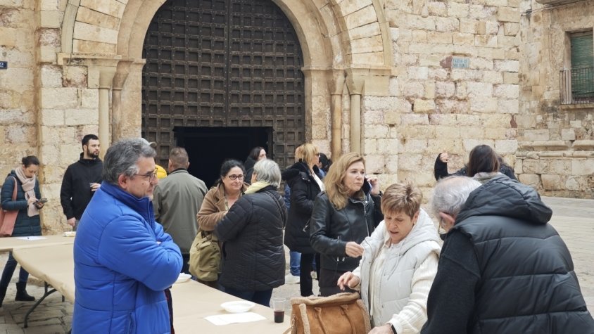 La plaça de Sant Miquel de Montblanc acull el Vermut Popular de l’Associació La Muralla