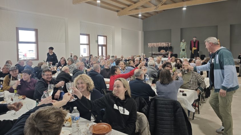 Forés reviu la tradició amb una multitudinària festa de Lo Mandongo