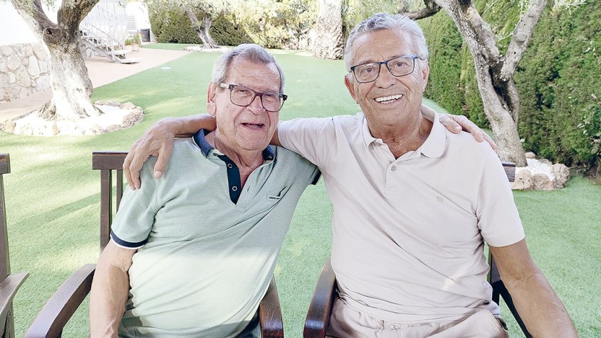 Joan Moliner, impulsor del partit, i Joan Sabater, aleshores seleccionador nacional d’hoquei patins, en una trobada el passat setembre de 2025 recordant el partit del 1976 a Sarral.