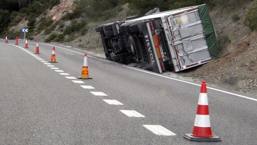 Bolca un camió al coll de Lilla