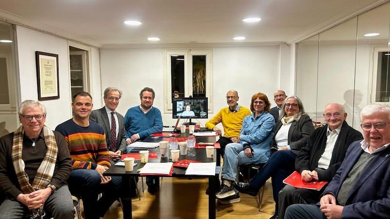 El present ens convoca