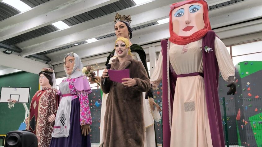 Vuit colles geganteres es troben a Santa Coloma de Queralt en la 4a Trobada de Figures Femenines