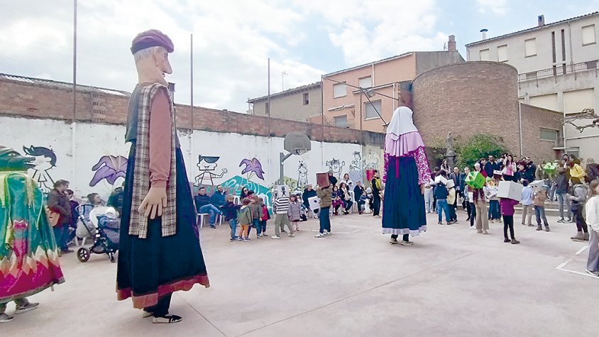 Durant tot el matí, el centre es va omplir de famílies, infants, exalumnes i veïns del poble