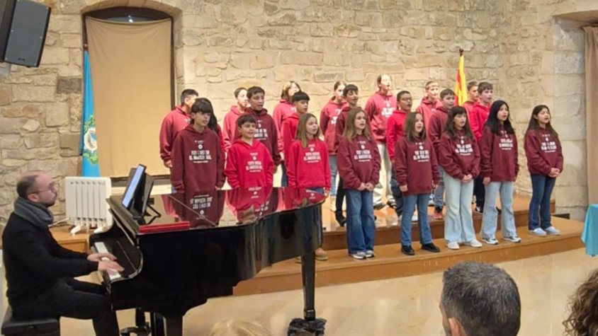 L'Escola Vedruna de Santa Coloma ofereix al castell la cantata KIM-A de Mart