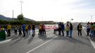 Una trentena de docents fan talls intermitents a l'N-240 davant una 