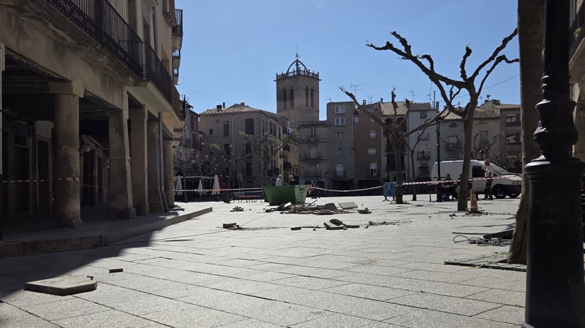 Obres a Santa Coloma de Queralt per a reparar les 200 rajoles trencades de la Plaça Major