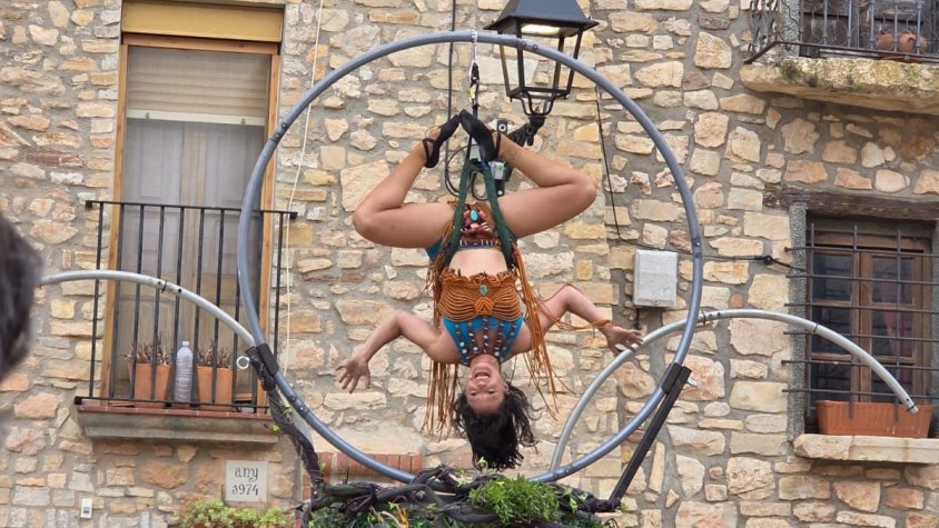 El circ i l’acrobàcia omplen Ollers en el marc de la Festa del Roser de Barberà de la Conca