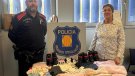 Els Mossos entreguen roba de nadó i infantil d'un decomís a Càritas de Montblanc