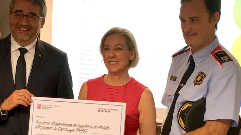 Un any més els Mossos d'Esquadra lliuren un xec amb els diners recollits amb la venda del seu Calendari Solidari