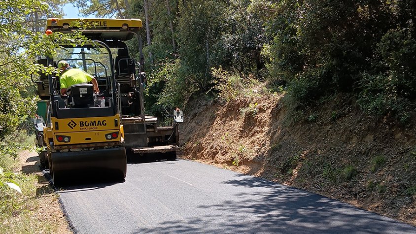 Treballs d’asfaltatge al camí de les Mates a Savallà del Comtat
