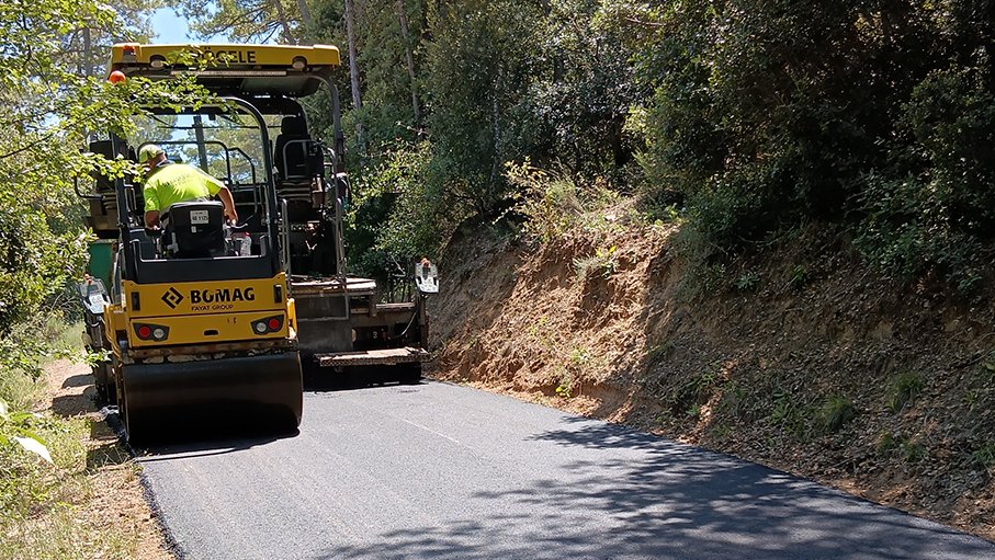 Treballs d’asfaltatge al camí de les Mates a Savallà del Comtat